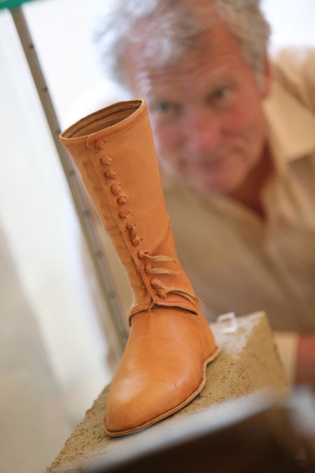 „Auf großem Fuß leben“. (Foto: Oliver Krato für das Kreismuseum Wewelsburg)